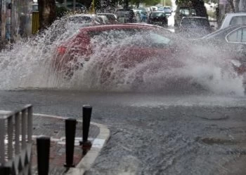 Τρελάθηκε ο καιρός: Ανοιξαν οι ουρανοί στα Βόρεια Προάστια της Αθήνας (βίντεο)